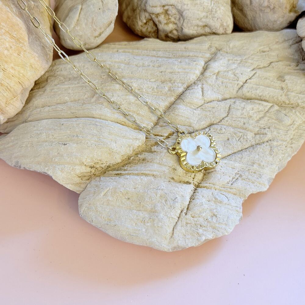 Cute VTG 1980s Gold-Tone Pearly White Clover Pendant & Paper Clip Chain Necklace